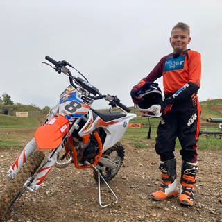 Julians Wunsch: mit dem Motocross-Bike auf der Rennstrecke fahren