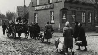 Flüchtlingsstreck in einem Dorf in Ostpreußen. 