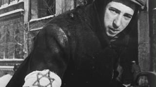 Ein Mann mit Judenstern am Ärmel im Warschauer Ghetto.