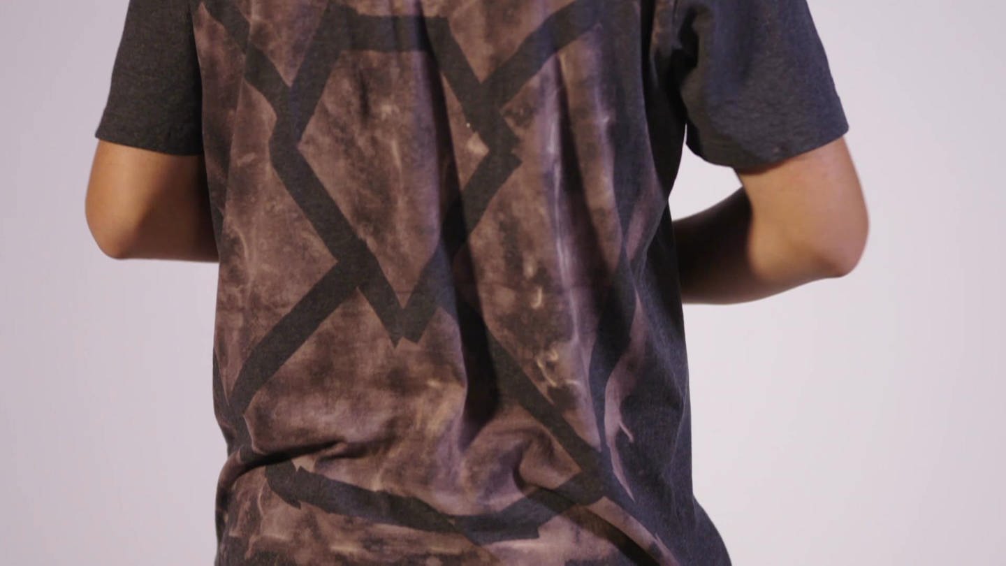DIY-Tipp: T-Shirt mit Bleichmittel selbst designen.