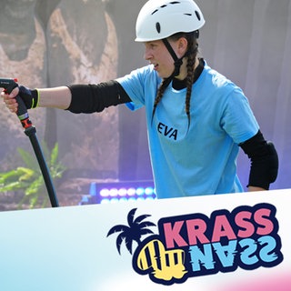 Krass nass! 2024 Tag 9. Die krass-nass-Teilnehmerin Eva spritzt zielsicher mit einem Wasserschlauch.