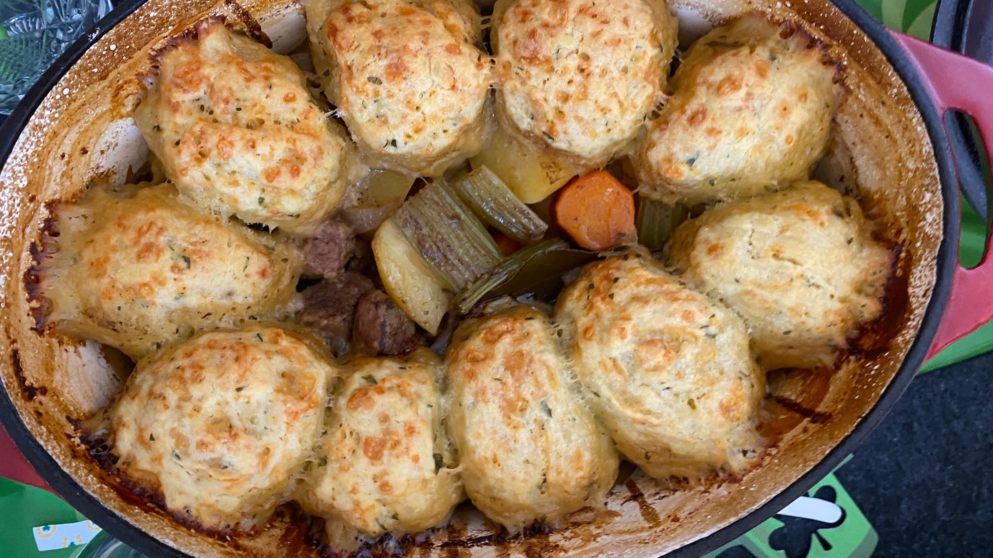 Irish Stew - Irischer Eintopf mit Fleisch, Kartoffeln und Klößen ...