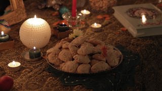 Walnussplätzchen stehen auf einem Altar