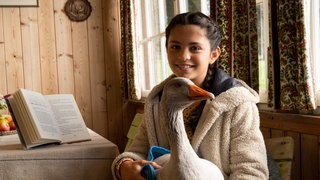 Kaya Völkers mit Gans Lasse, aka Ganter Gunther, am Set von "Tiere bis unters Dach"