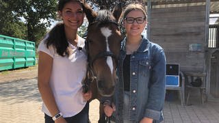 Alissa (l.) und Sarah (r.) mit Pony Carlo in der Mitte