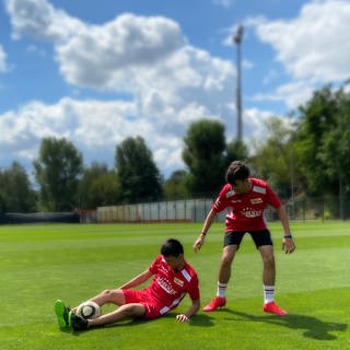 Die Freunde Hutahaifa und Fraidon auf dem Fuballplatz 