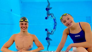 Synchronschwimmer Georgia und Robin am Beckenrand.