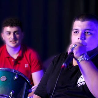 Heidar und Ruben auf der Bühne beim Beatboxen und Rappen. 