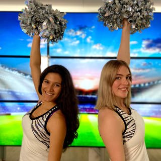 Lea und Alisha tanzen zusammen Cheerleading