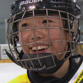 Lola Liang in ihrem Eishockey-Outfit