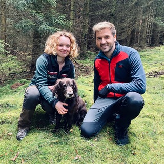 Anne-Sophie mit ihrem Hund und Moderator Johannes im Herbstwald