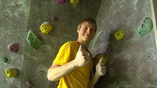 Kletterer Alex Megos in der Boulderhalle