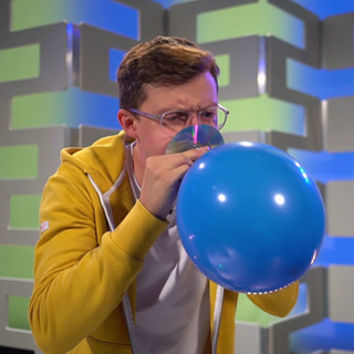 Physik-Experte Jacob mit einem Luftballon