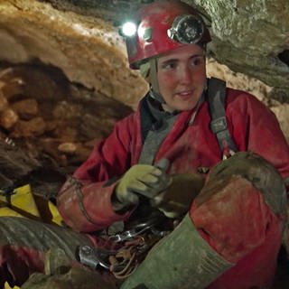 Eine Höhlenforscherin in einer Höhle