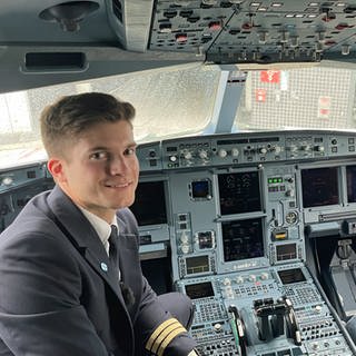 Filipa mit Pilot Pascal Schmidt im Cockpit eines Flugzeugs