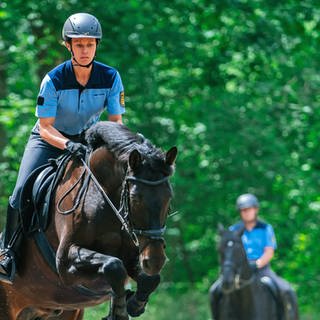 Polizistin Sarah mit Pferd beim Training