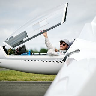 Stefan Langer vor seinem Segelflugzeug