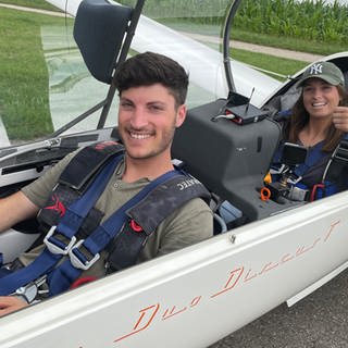 Laura mit Weltmeister Stefan Langer im Segelflugzeug