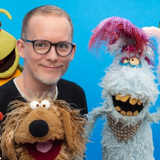 Martin Reinl mit seinen Puppen