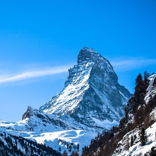 Ein Berg unter blauem Himmel