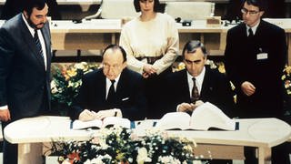 Die Politiker Genschel und Waigel unterzeichnen 1992 den Vertrag von Maastrich
