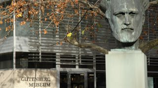 Gutenberg Skulptur vor dem Gutenberg Museum