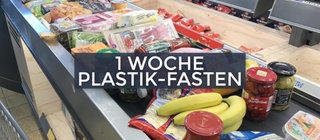 Ein Supermarktkassenband mit Ware