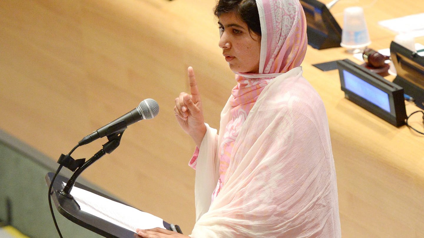 Malala Yousafzai vor dem Mikrofon
