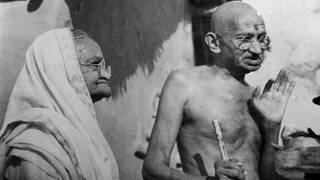 Mahatma Gandhi mit seiner Frau Kastruba im Jahr 1942