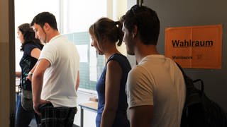 Junge Wähler stehen am 25.05.2014 in Kassel (Hessen) bei der Europawahl in einem Wahllokal an.