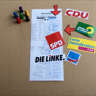 Wahlzettel mit Parteilogos