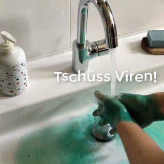 Hände unter Wasserhahn