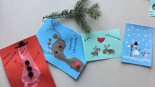 Selbst gemachte Weihnachtskarten aus Fuß- und Fingerabdrücken.