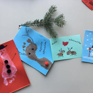 Selbst gemachte Weihnachtskarten aus Fuß- und Fingerabdrücken.