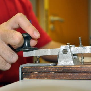Ein Mann betätigt einen Morse-Telegrafen