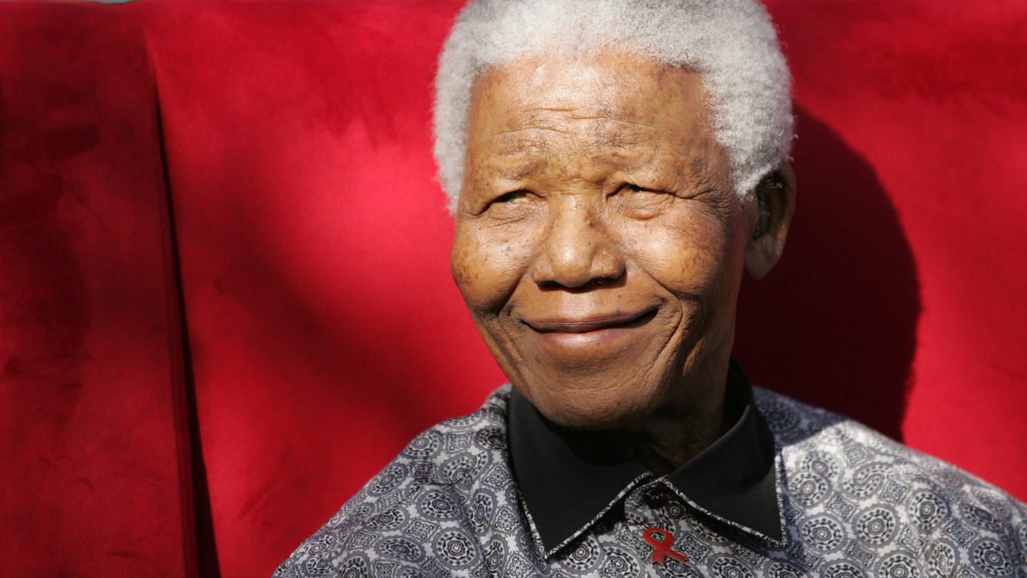Nelson Mandela sitzt in einem roten Sessel