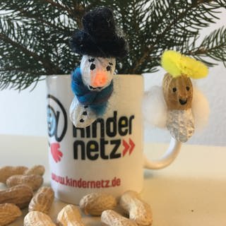 Erdnuss-Engel und Schneemann am Ast.