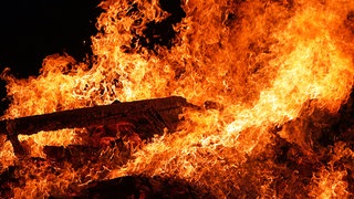 Ein großes Osterfeuer