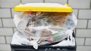 Eine gelbe Abfalltonne für Verpackungsmüll