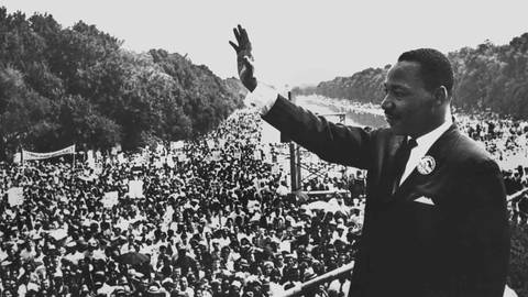 Martin Luther King spricht vor einer Menschenmenge