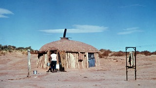 runde Holzhütte in karger Landschaft