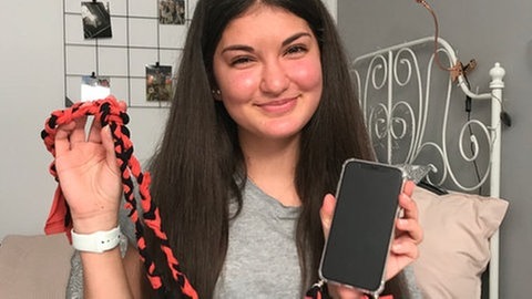 Alissa flechtet eine Kette fürs Handy