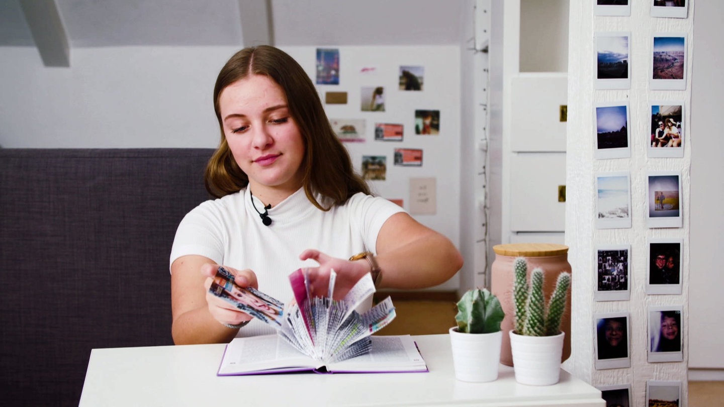 Isabelle faltet ein Buch