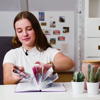 Isabelle faltet ein Buch