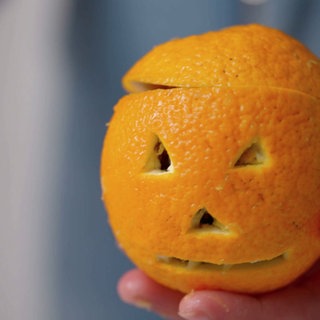 Aus einer Orange entsteht ein Mini-Halloween-Kürbis